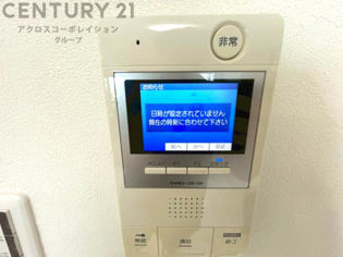 訪問者が来たときにテレビ画面で確認できるため、安心してドアを開けられます。録画機能があるものもあり、留守中に来訪者を記録しておくことができます。利便性が高く、セキュリティ面でも安心です。