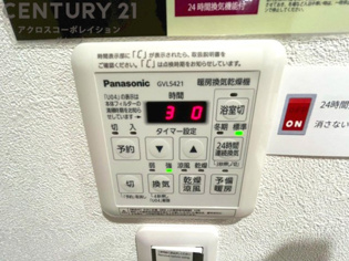 暖房機能があるため、冬場でも温かい浴室で入浴でき、乾燥機能があるため、水気を素早く取り除けます。また、換気機能があるため、湿気を素早く排出してカビや雑菌の発生を防ぐことができます。