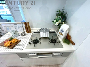多数の調理器具を同時に使用でき、料理の効率化が可能。省エネで節約になり、様々な料理スタイルに適応できます。また、火力調整が独立しており、手入れや掃除もしやすく、今よりもっとお料理が楽しくなるかも。