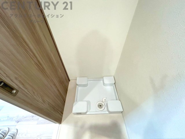 洗濯物の仕分け作業がしやすく、整理整頓が容易になります。洗濯音や湿気を他の部屋に持ち込まず、生活環境を快適に保ちます。上部を活用すれば収納スペースを確保でき洗剤や洗濯用品の整理もしやすくなります。