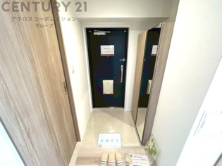 大きな玄関収納付きの玄関です　家族皆様の履物をしっかり収納できます　姿見付きでお出かけ前の身だしなみチェックに便利です