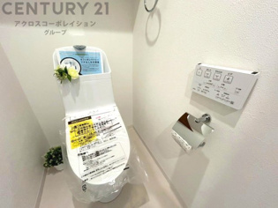温水洗浄便座付トイレは温水洗浄機能により、暖かい水でおしりを洗浄することができ、冷たい水を使う従来の便座に比べ、温水洗浄機能で暖かいトイレを提供し、快適な使用を可能にします。