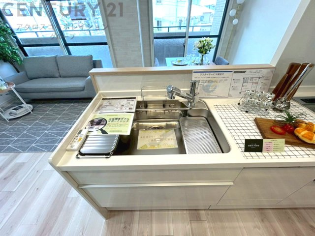 大きなシンクでお鍋などの大きな調理器具を洗う際にも便利です。
