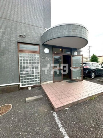 羽村市栄町２丁目の賃貸マンションのエントランス