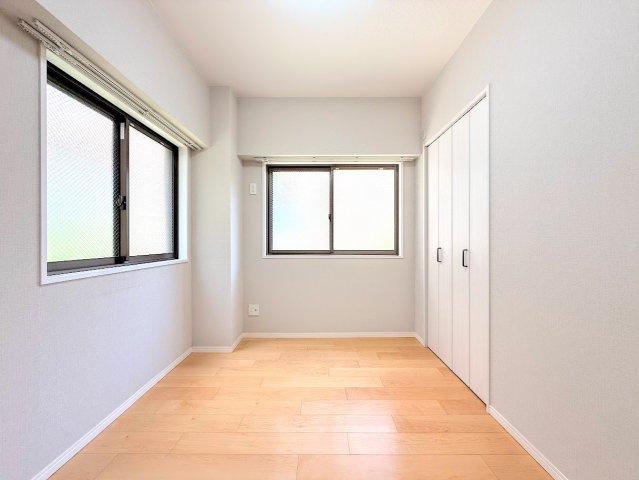 クレストコート東戸塚Ⅱの洋室|◆子どものスタディ空間として、あるいは書斎やホビールームとして生活スタイルに合わせて使えるプライベートルーム。居心地のいい落ち着いたインテリアが似合います。