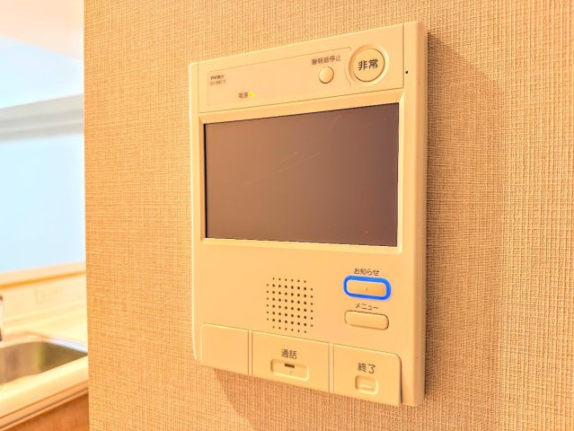 クレストコート東戸塚Ⅱのセキュリティ|◆玄関に行かなくても来訪者が確認でき、ハンズフリーで会話をすることが出来ます。モニターを確認する事によって防犯効果も高まります。