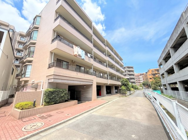 クレストコート東戸塚Ⅱの外観|◆リフォーム済みでのお引渡しなので、即ご入居可能です。家具の配置や色など決めやすくスムーズにお引越しできます。