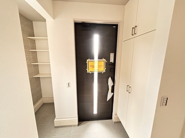 【LIGARE】小山市東城南 第10期 全2棟の玄関|〇1号棟　玄関〇
玄関横の大容量シューズインクローゼット付き！靴だけでなく傘・ベビーカー・アウトドア用品などもまとめて収納できて大変便利です♪
※2026年8月撮影