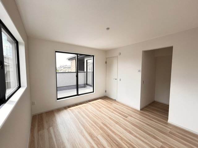 【LIGARE】小山市東城南 第10期 全2棟の洋室|〇1号棟・2階8.5帖洋室①〇
大きめなベッドもラクラク設置可能なゆとりある洋室☆
バルコニー付きなので、朝日を浴びて快適な1日を始められます！
※2026年8月撮影