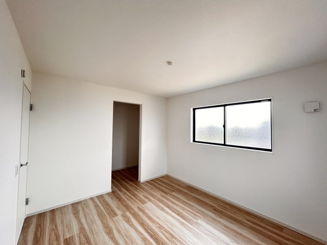 【LIGARE】小山市東城南 第10期 全2棟の洋室|〇1号棟・2階8.5帖洋室②〇
机やベッドを置いてもゆとりが出るサイズ感♪広々した空間づくりとWIC完備の収納力が魅力です。窓から光が差し込む明るい空間で、毎日を気持ちよく過ごせます！
