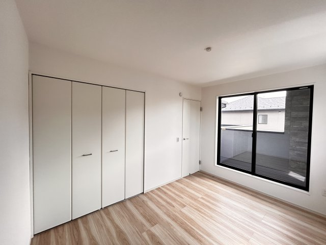 【LIGARE】小山市東城南 第10期 全2棟の洋室|〇1号棟・2階6帖洋室〇
プライベートバルコニーと繋がる開放感、朝の光と風を感じるプライベート空間♪
勉強や趣味、仕事に集中できるちょうどいい広さ、自分だけの時間を大切にできます。
