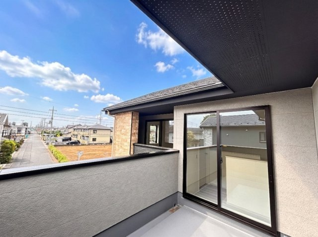【LIGARE】小山市東城南 第10期 全2棟のバルコニー|〇1号棟　南面バルコニー〇
広々バルコニーは日当たり良好！
陽射しを浴びて植物を育てたり、椅子を置いて読書を楽しんだり。
使い方は自由自在。バルコニーが暮らしに彩りを添えてくれます♪
※2026年8月