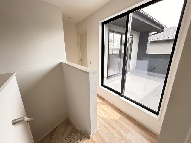 【LIGARE】小山市東城南 第10期 全2棟のその他|〇1号棟〇
2階ホールからも出入り可能なバルコニー！
お部屋を通らなくて済むので気兼ねなく気分転換できます♪
※2026年8月撮影