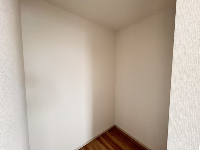 【LIGARE】小山市東城南 第10期 全2棟の収納|〇1号棟・2階8.5帖洋室②〇
収納力と使いやすさを兼ね備えたウォークインクローゼット♪
出し入れしやすく、片付けもラクラク。おしゃれも整理整頓も叶えます！
※2026年8月撮影