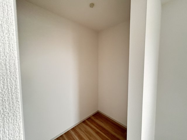 【LIGARE】小山市東城南 第10期 全2棟の収納|〇1号棟・2階8.5帖洋室①〇
洋服もバッグもまとめて収納できるウォークインクローゼット♪
見渡せるから選びやすく、毎日のコーディネートがもっと楽しくなります。
※2026年8月撮影
