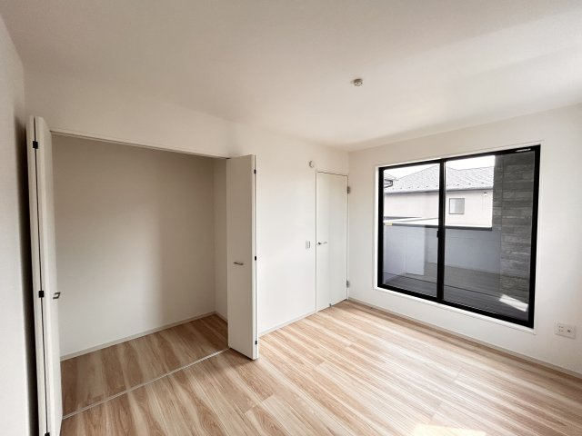 【LIGARE】小山市東城南 第10期 全2棟の収納|〇1号棟・2階6帖洋室〇
使いやすいクローゼット付きですので、洋服や小物をすっきり収納できてお部屋を広く使えます。
毎日の身支度も快適です♪
※2026年8月撮影