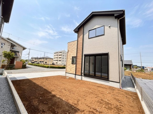 【LIGARE】小山市東城南 第10期 全2棟の前面道路含む現地写真|〇1号棟　南庭〇
キャッチボールやＢＢＱなど、ご家族の時間も充実できるゆとりあるお庭付き♪
※2026年8月撮影