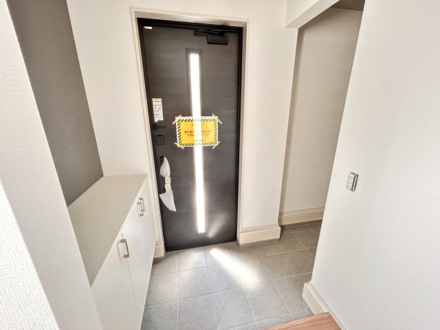 【LIGARE】小山市東城南 第10期 全2棟の玄関|〇2号棟〇
増え続ける家族の履物が全部しまえるワイドな玄関収納。
採光窓があるので明るくて閉塞感がありません♪
※2026年8月撮影