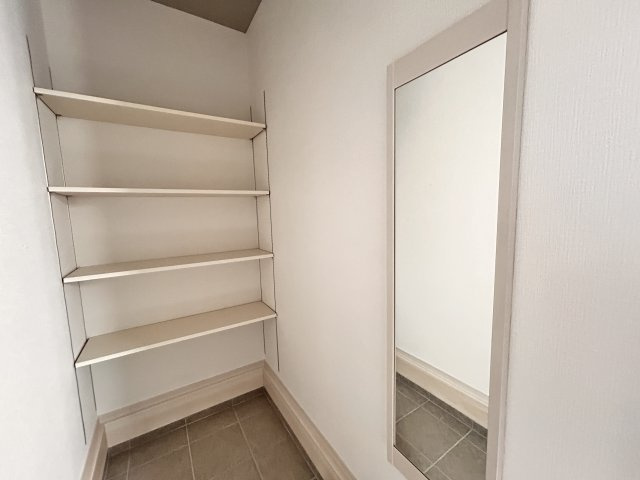 【LIGARE】小山市東城南 第10期 全2棟の収納|〇2号棟〇
玄関横の大容量シューズインクローゼット！靴だけでなく傘・ベビーカー・アウトドア用品などもまとめて収納できて大変便利です♪
※2026年8月撮影