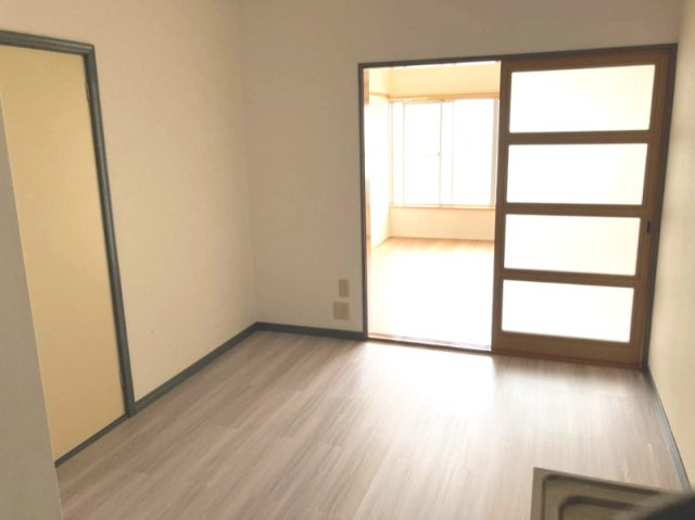 越谷市登戸町のアパートの居間・リビング