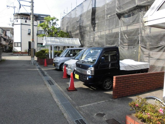 ハイツフルールの駐車場