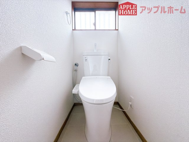 [中古住宅] 熊谷市小島 1期のトイレ|節水型でエコなトイレには、今では当たり前の温水洗浄機能付き。便座を温める機能もついていて、居心地の良い空間♪