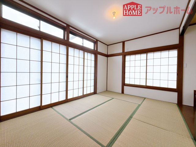 [中古住宅] 熊谷市小島 1期の和室|収納付きの和室は、収納スペースが豊富で部屋全体がすっきりと片付きやすいのが特徴です。衣類や荷物を整理しやすく、生活感を抑えた洗練された空間を保てます。