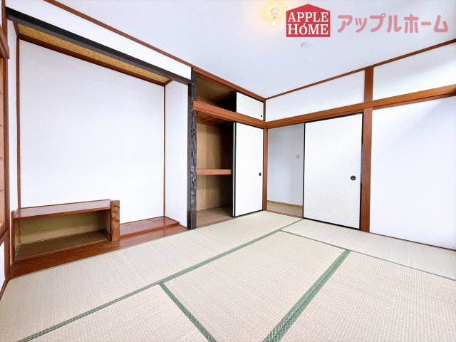 [中古住宅] 熊谷市小島 1期の和室|収納付きの和室は、収納スペースが豊富で部屋全体がすっきりと片付きやすいのが特徴です。衣類や荷物を整理しやすく、生活感を抑えた洗練された空間を保てます。
