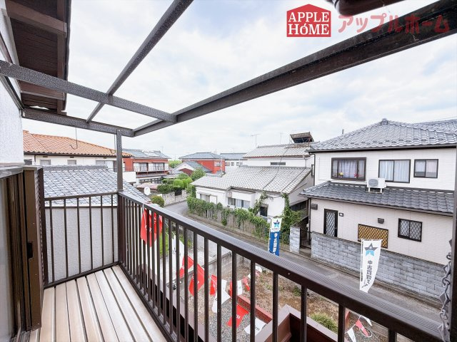 [中古住宅] 熊谷市小島 1期のバルコニー|家族分の洗濯物もしっかり干せます。日当たりも良く、毎日のお洗濯が楽しくなりそう♪お布団は手軽に干せていつもポカポカに☆