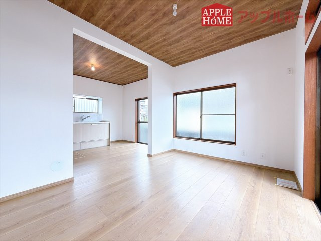 [中古住宅] 熊谷市小島 1期の居間・リビング|家族の会話が弾む明るく広々したリビング！窓から差し込む光の温かさを一度ご体感ください☆いつでもお気軽にお問合せOKです！TEL「0120-466263」