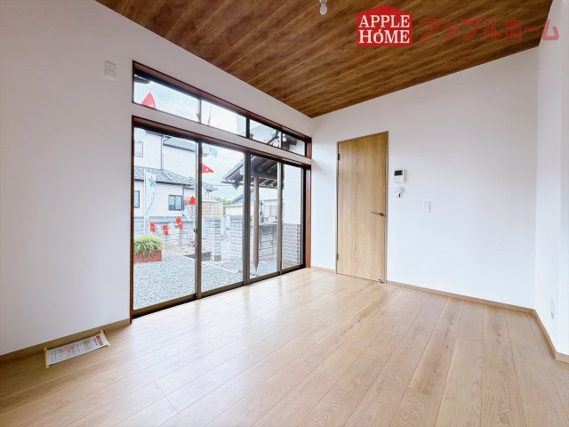 [中古住宅] 熊谷市小島 1期の居間・リビング|窓から差し込む光で家族を温かく包み込みます。明るいリビングで子育てする喜びを☆いつでも見学可能です！