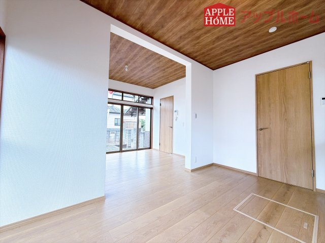 [中古住宅] 熊谷市小島 1期のキッチン|見栄えもよくお手入れもスムーズに出来ます。豊富な収納力もございますので、キッチンスペースをスッキリとお使い頂けそうです。