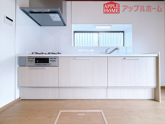 [中古住宅] 熊谷市小島 1期のキッチン|見栄えもよくお手入れもスムーズに出来ます。豊富な収納力もございますので、キッチンスペースをスッキリとお使い頂けそうです。