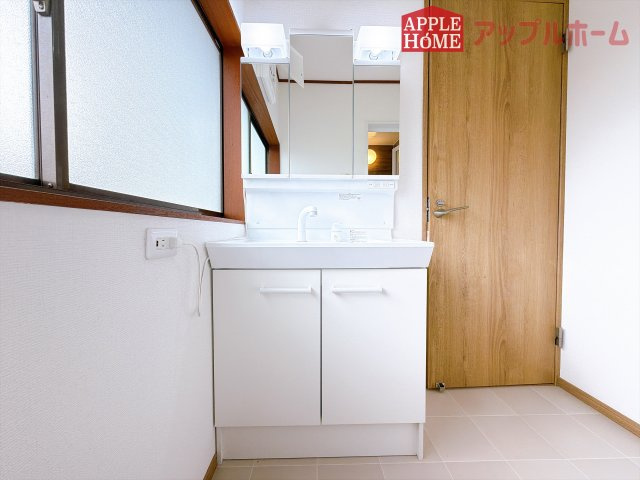 [中古住宅] 熊谷市小島 1期の独立洗面台|ゆとりの洗面スペースで朝の身支度も快適スムーズに。朝から気分良く通勤通学に向かえそうですね！