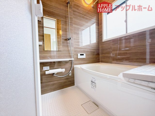 [中古住宅] 熊谷市小島 1期の浴室|窓付きのバスルームは、採光もあり明るく気持ちの良い空間です。窓があることで、換気環境も良好。掃除もスムーズに出来ます♪