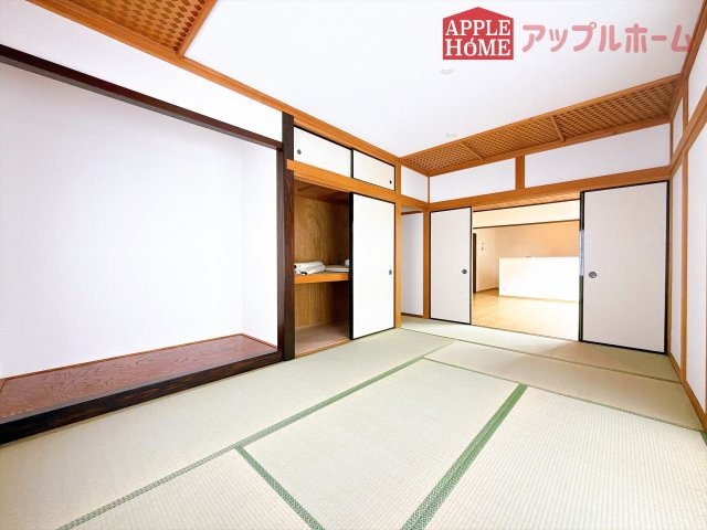 [中古住宅] 熊谷市玉井南 1期の和室|充分な広さの収納を備え、風通しも良く、大変居心地の良い採光良好な和室は、快適空間。プライベートの時間もゆったりお寛ぎ頂けそうですね！