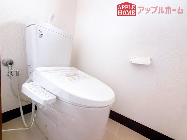 [中古住宅] 熊谷市玉井南 1期のトイレ|節水型でエコなトイレには、今では当たり前の温水洗浄機能付き。便座を温める機能もついていて、居心地の良い空間♪