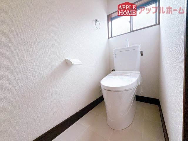 [中古住宅] 熊谷市玉井南 1期のトイレ|節水型でエコなトイレには、今では当たり前の温水洗浄機能付き。便座を温める機能もついていて、居心地の良い空間♪