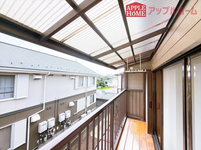 [中古住宅] 熊谷市玉井南 1期のバルコニー|家族分の洗濯物もしっかり干せます。日当たりも良く、毎日のお洗濯が楽しくなりそう♪お布団は手軽に干せていつもポカポカに☆