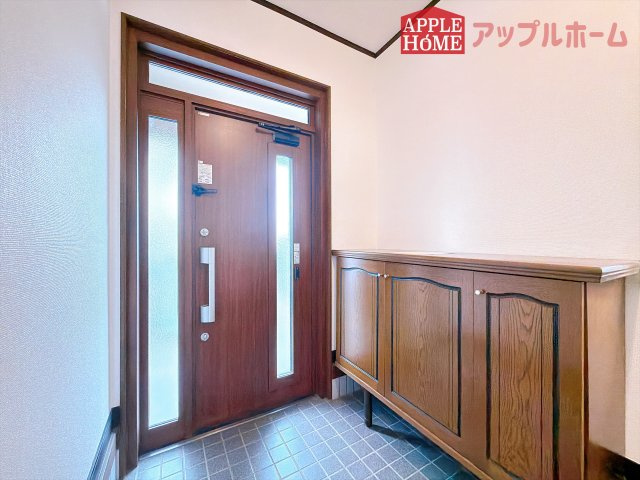 [中古住宅] 熊谷市玉井南 1期の玄関|明るくて清潔感溢れる玄関。便利な下駄箱収納付きです♪散らかりがちな玄関もすっきりと片付きます。