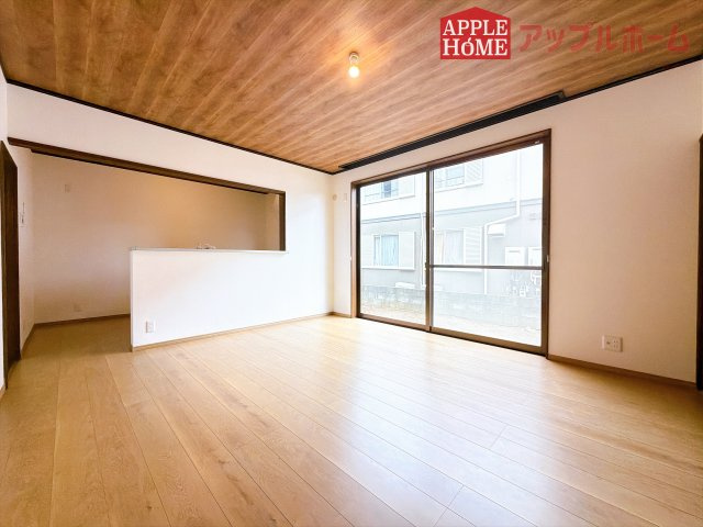 [中古住宅] 熊谷市玉井南 1期の居間・リビング|窓から差し込む光で家族を温かく包み込みます。明るいリビングで子育てする喜びを☆いつでも見学可能です！