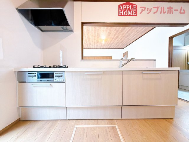 [中古住宅] 熊谷市玉井南 1期のキッチン|キッチンから部屋中が見守れるので、小さなお子様がいるご家庭でも安心です。シンプル×ナチュラルな温かい空間は、どんなスタイルの家具も合わせやすいお部屋です。