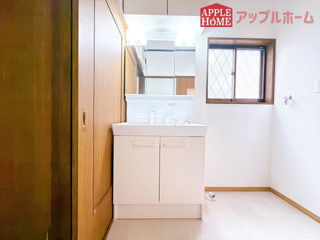 [中古住宅] 熊谷市玉井南 1期の独立洗面台|収納力と機能性に優れた使いやすい設備で、忙しい朝の身支度もスムーズに♪
