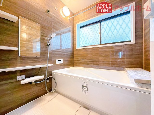 [中古住宅] 熊谷市玉井南 1期の浴室|窓付きのバスルームは、採光もあり明るく気持ちの良い空間です。窓があることで、換気環境も良好。掃除もスムーズに出来ます♪