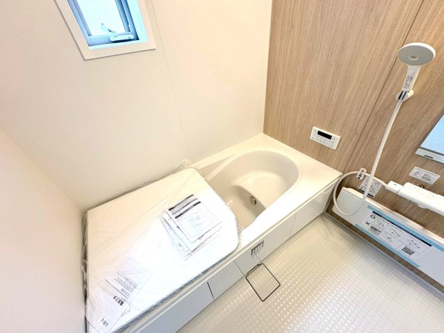 リーブルガーデン　各務原市蘇原伊吹町　全1区画分譲の浴室|明るく清潔感がある浴室。浴槽は環境にやさしい節水タイプ。浴槽内ステップで半身浴、親子入浴も安心です。
洗い場の床は乾きやすく滑りにくい快適仕様、水はけが良くカビの発生を軽減できます。
