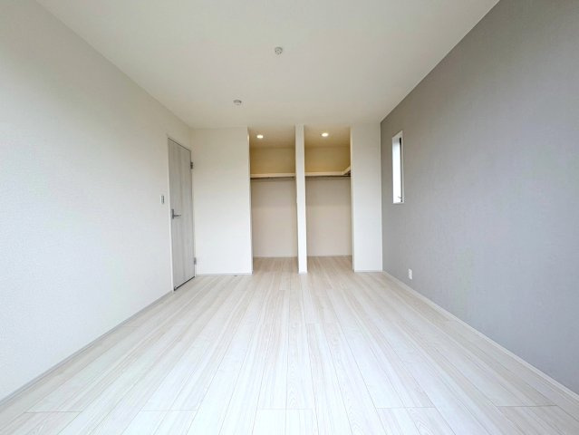 リーブルガーデン　各務原市蘇原伊吹町　全1区画分譲の寝室|すべての居室にはたっぷり収納できる大型のクローゼット、各室に２４時間換気システムを設置しています。
排気ファンから低風量で24時間強制排気し、家の中の空気をいつも新鮮に保ちます。
