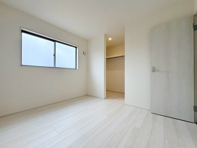 リーブルガーデン　各務原市蘇原伊吹町　全1区画分譲の洋室|全居室にたっぷり収納できる大型クローゼット、居室部分の窓ガラスには間に空気層を設けたペアガラスを採用。
高い断熱性と共にガラス面の結露対策にも効果を発揮します。