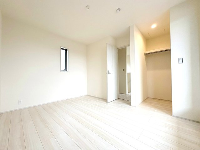 リーブルガーデン　各務原市蘇原伊吹町　全1区画分譲の洋室|全居室にたっぷり収納できる大型クローゼット、居室部分の窓ガラスには間に空気層を設けたペアガラスを採用。
高い断熱性と共にガラス面の結露対策にも効果を発揮します。