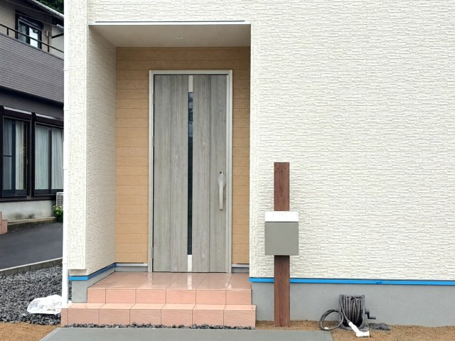 リーブルガーデン　各務原市蘇原伊吹町　全1区画分譲の玄関|【ピッキング防止機能付き玄関ドア錠】玄関ドアの鍵は上下に２つあり、内側の下段は脱着サムターンキー。
鍵を不正に開錠されても、もう１つの鍵でピッキングを防ぎます。防犯性の高い仕様になっています。