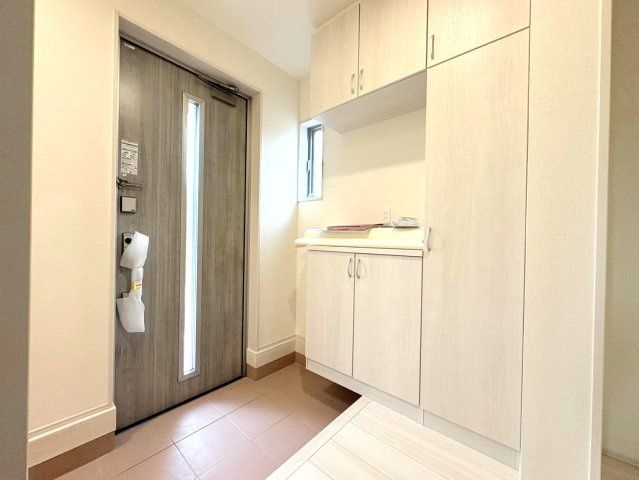 リーブルガーデン　各務原市蘇原伊吹町　全1区画分譲の玄関|大容量のシューズ収納付きで玄関周りもすっきり！玄関ドアからの光が玄関ホールを明るくしてくれます。